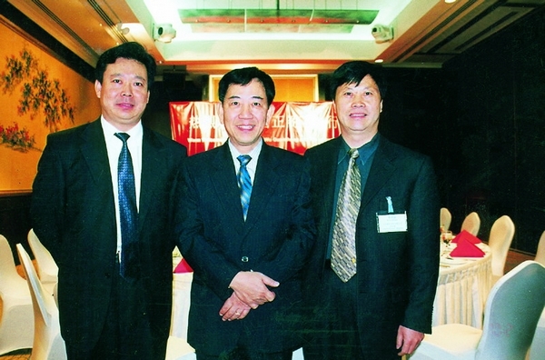主题：李圣波研究员与山东宣传部长李群，新加坡总理秘书陈原在一起 日期：2011-03-05